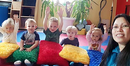 Gruppenfoto Jannette Haas mit Tageskindern als Aufmacherbild " Empfehlungen und Referenzen Tagesmutter Rösrath ".