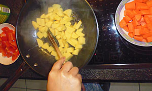 Jeannette kocht frisch für ihre Tageskinder: Nach und nach wird das Gemüse angebraten.