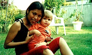 Jannette Haas mit Alex, einem ihrer ersten Tageskinder im Garten sitzend.