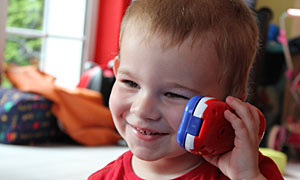 Portrait kleiner Junge mit Spielzeug-obiltelefon