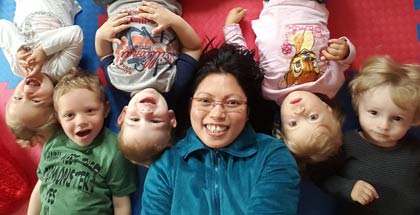 Kinderbetreuung Hasenfamilie in Rösrath: Selfie von Jannette Haas mit Tageskindern.